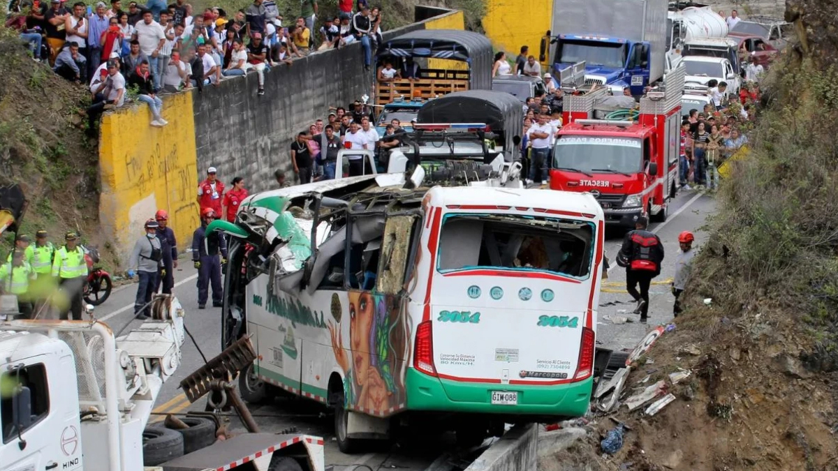 कोलम्बियामा बस दुर्घटना हुँदा २० जनाको मृत्यु